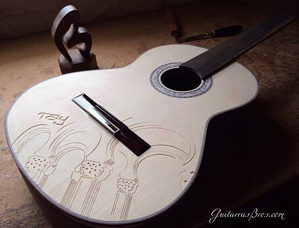 Guitarra personalizada con tallados personalizados.
