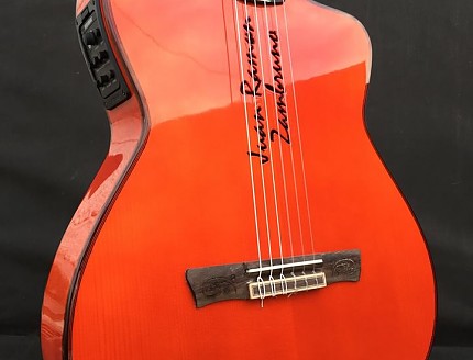 Guitarra personalizada con nombre en la 