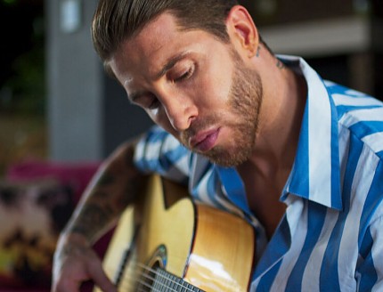 Documental de Sergio Ramos con su guitarra Bros personalizada.