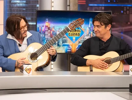 Pablo Motos regala una guitarra Bros a JOHNNY DEPP en El Hormiguero !